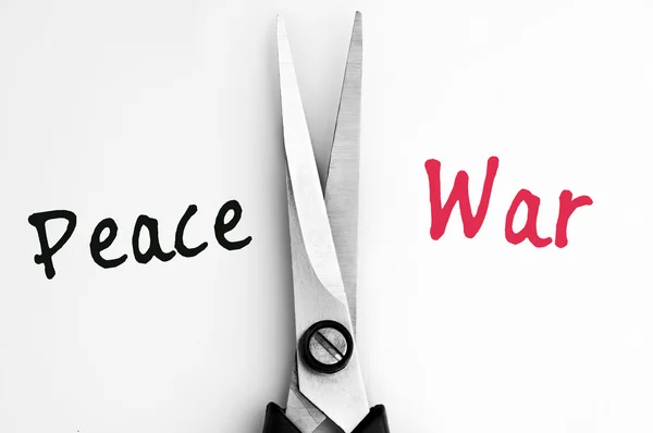 Palabras de paz y guerra con tijeras en medio —  Fotos de Stock