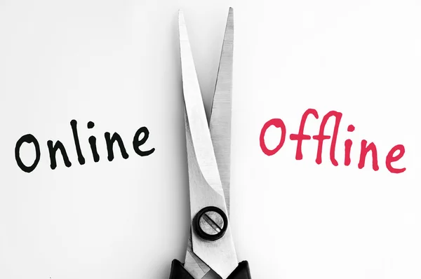 Online και offline λέξεις με το ψαλίδι στη μέση — Φωτογραφία Αρχείου
