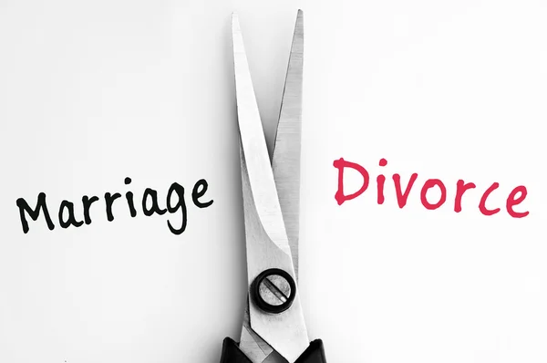 Małżeństwo i rozwód słowa z nożyczkami w środku — Zdjęcie stockowe