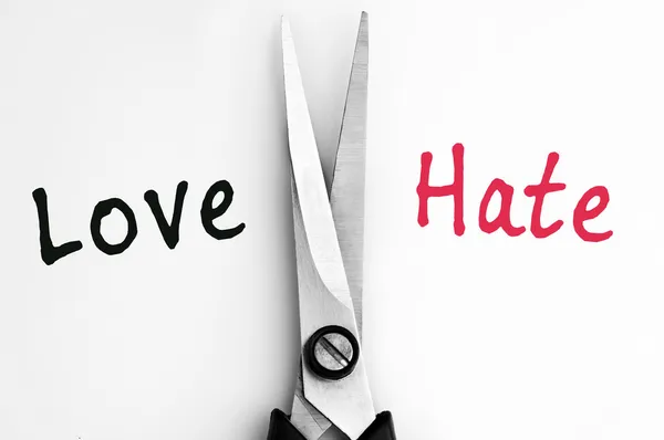 Amor e ódio palavras com tesoura no meio — Fotografia de Stock