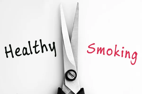 Υγιή και το κάπνισμα λέξεις με το ψαλίδι στη μέση — Φωτογραφία Αρχείου