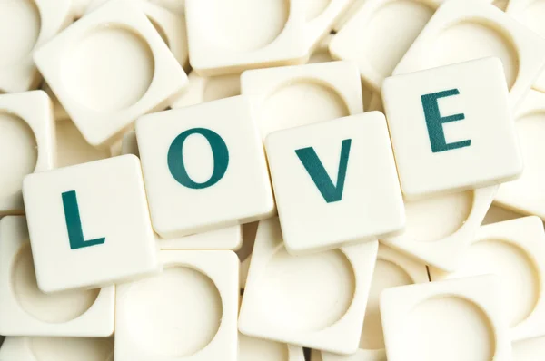 Любовное слово, сделанное из летерских кусочков — стоковое фото