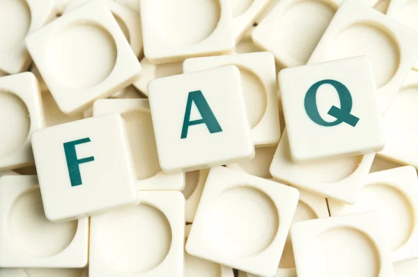 Palavra FAQ feita por pedaços de leter — Fotografia de Stock