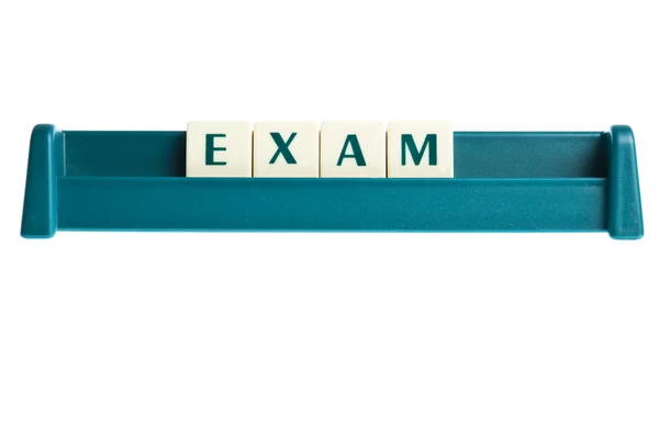 Examen woord op geïsoleerde brieven bord — Stockfoto
