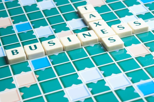 Słowo biznes i podatków przez list elementów — Zdjęcie stockowe