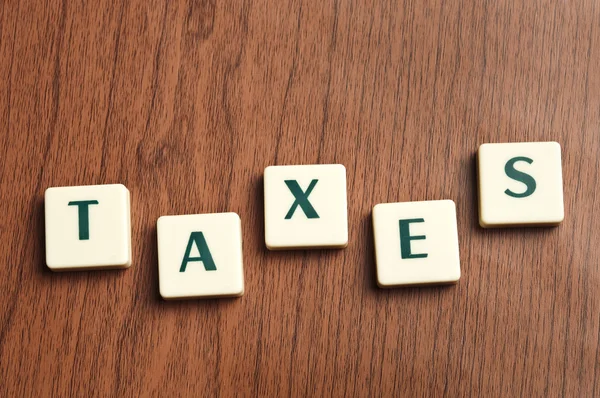 Slovo daně provedené figurky dopis — Stock fotografie