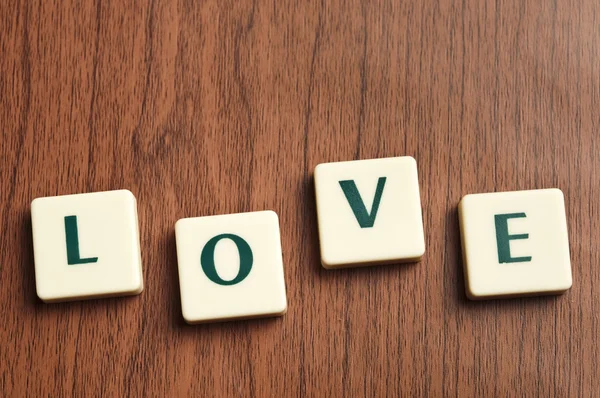 Słowo miłość przez list elementów — Zdjęcie stockowe