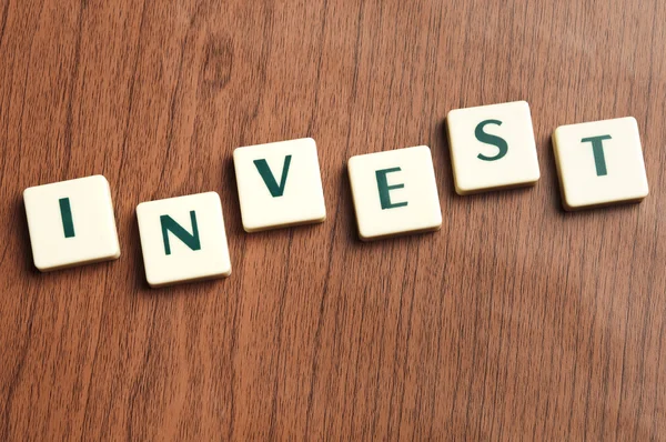 Investeren word gemaakt door brief stukken — Stockfoto