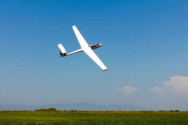 Glider flying on a blue sky — Stock Photo, Image