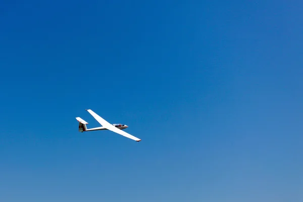 Segelflugzeug fliegt auf blauem Himmel — Stockfoto