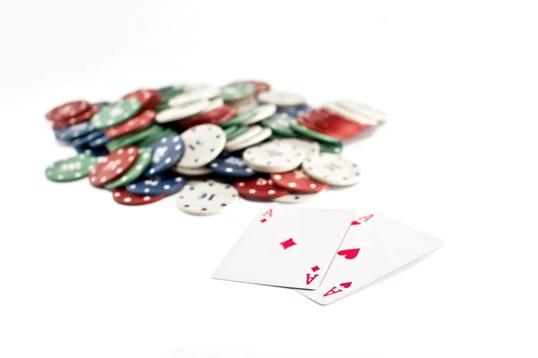 Dois ases e pilha de fichas de casino em segundo plano — Fotografia de Stock