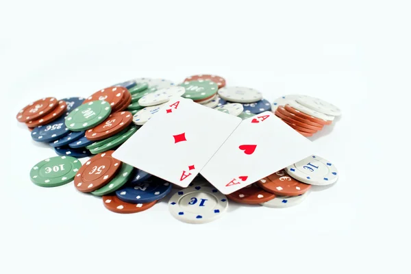 Dois ases e pilha de fichas de casino em segundo plano — Fotografia de Stock