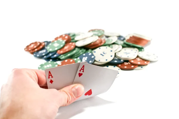 Два аси і стопка фішок казино на задньому плані — стокове фото