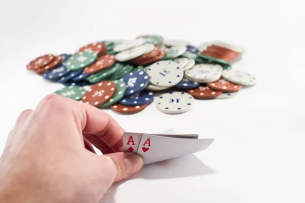 Twee azen en stapel van Casino Chips op de achtergrond — Stockfoto