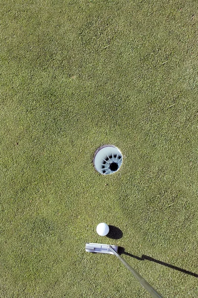Putter und Golfball — Stockfoto