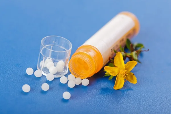 Ομοιοπαθητικά χάπια και υπερίκουμ — Φωτογραφία Αρχείου