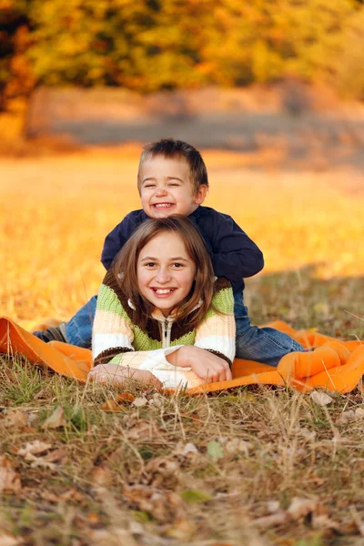 Niños jugando al aire libre en otoño — Foto de Stock