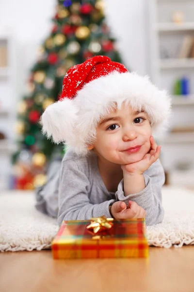 Kerstmis jongetje met kerstcadeau — Stockfoto