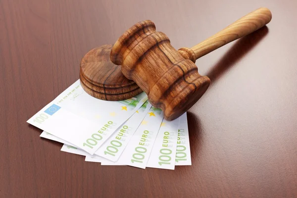 Martillo de justicia sobre los billetes en euros —  Fotos de Stock