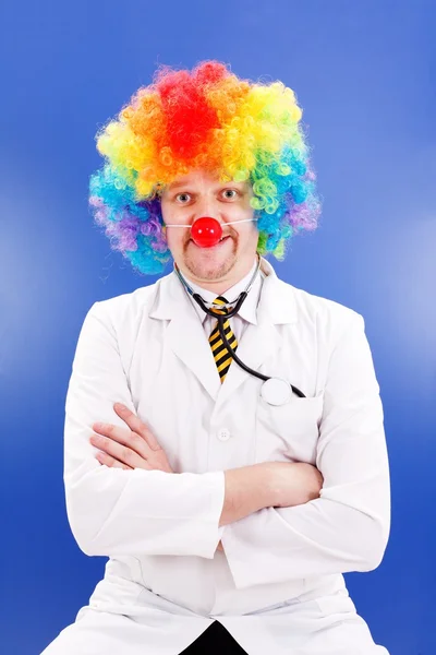 Clown médecin sur bleu — Photo