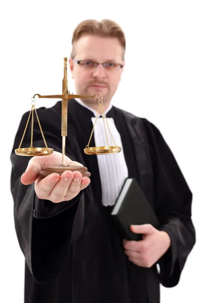 Суддя показує масштаб правосуддя — стокове фото