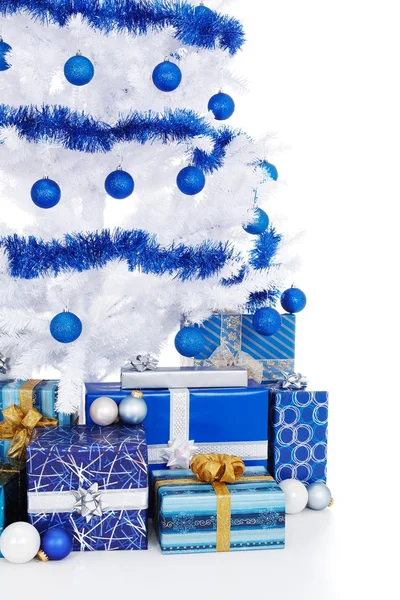 白色的圣诞树和礼物的剪裁的视图 — 图库照片