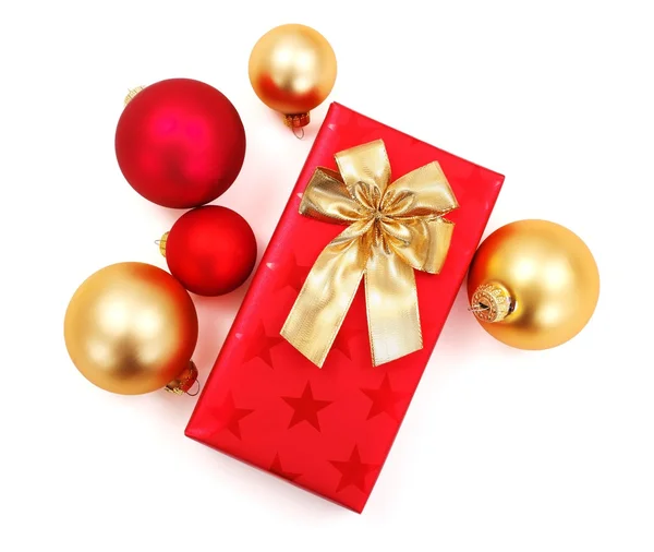 Красный и золотой рождественский подарок и украшение — стоковое фото