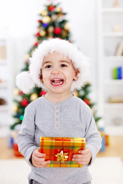 Різдвяний хлопчик з подарунком — стокове фото