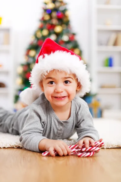 Rapaz bonito na frente da árvore de Natal — Fotografia de Stock
