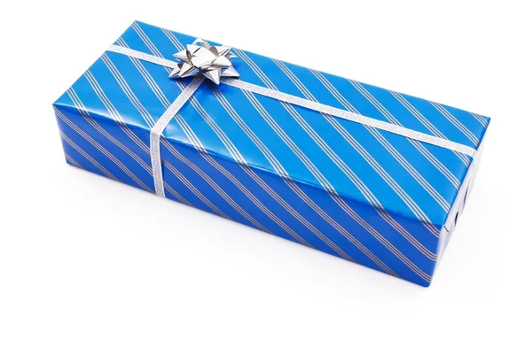 Geschenk in blau gestreiftem Papier — Stockfoto