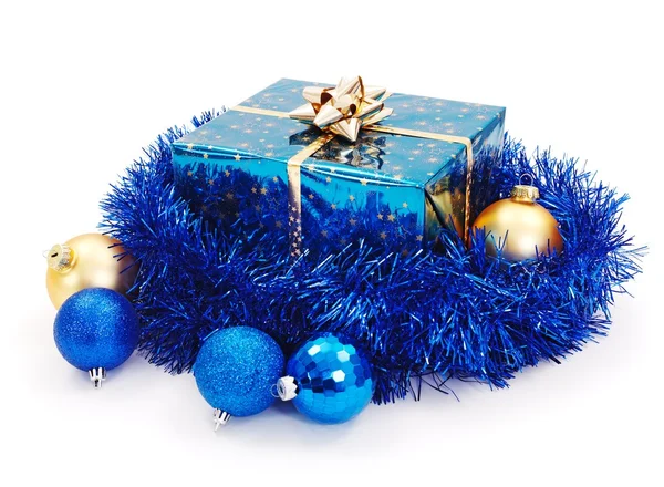 Modrý vánoční dárek obklopeny modrými věnec — Stock fotografie