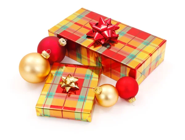Cadeaux et ornements de Noël brillants — Photo