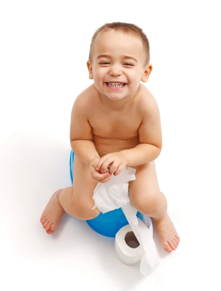 Smějící se malý chlapec seděl na nočník — Stock fotografie