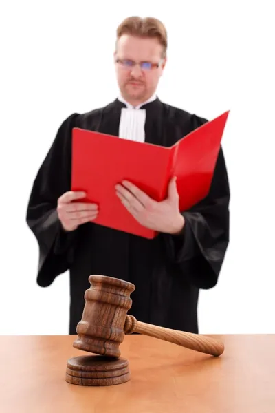 Justiça martelo na frente, juiz de leitura nas costas — Fotografia de Stock