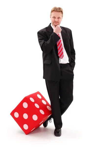 Бізнесмен з великими червоними кубиками — стокове фото