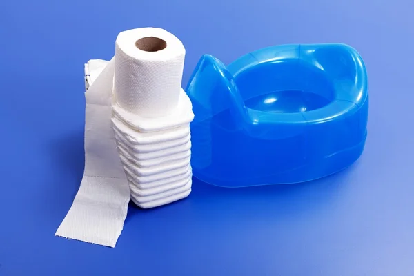 Туалетний папір, підгузники та синій горщик — стокове фото