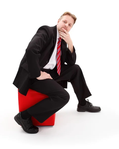 Мислення бізнесмен сидить на табуреті — стокове фото
