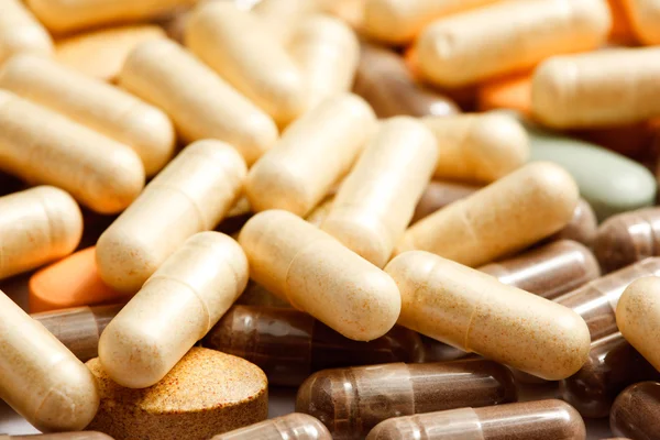 Las píldoras medicinales apilaron un montón — Foto de Stock