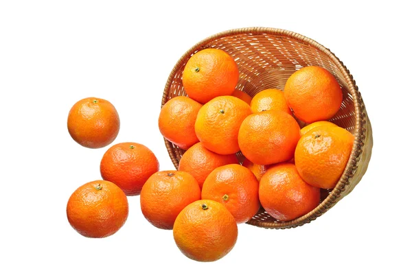 Mandarinas cerca de la cesta —  Fotos de Stock