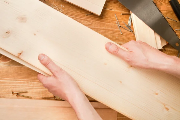 Mannens händer anläggning plankor — Stockfoto