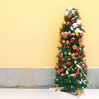 Cozy Noel ağacı kar yağdı.