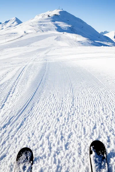 Vista na encosta vazia de esqui acabado de fazer — Fotografia de Stock