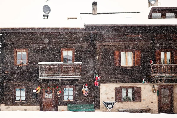Sneeuwt voor traditie huis — Stockfoto