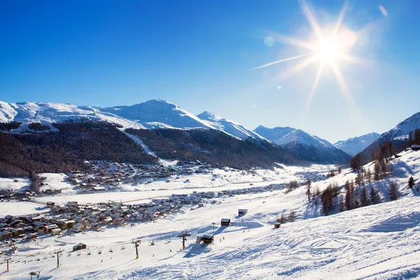 Blick hinunter zum typischen alpinen Skigebiet — Stockfoto
