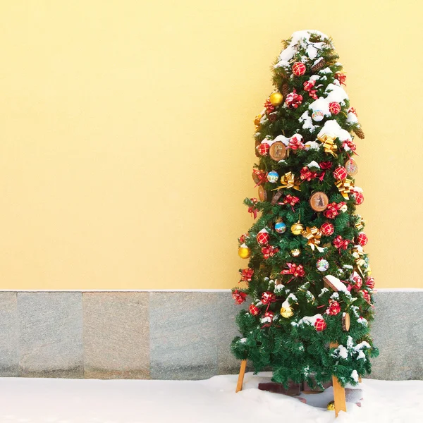 Gezellige gesneeuwde kerstboom — Stockfoto