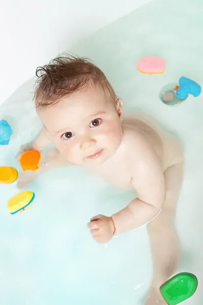 Bébé mignon levant les yeux tout en prenant un bain — Photo