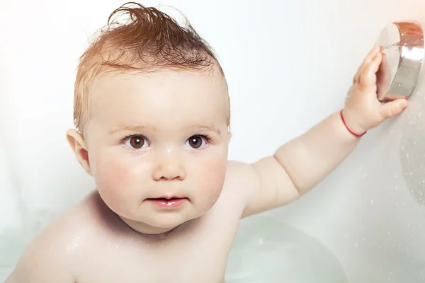 Bebê bonito explorando uma banheira — Fotografia de Stock