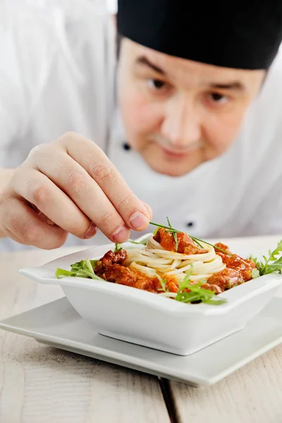 Manlig kock i restaurang — Stockfoto