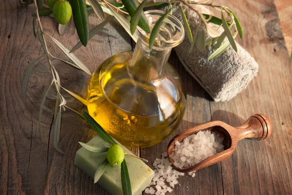 Ustawienie naturalne spa z oliwy z oliwek. — Zdjęcie stockowe