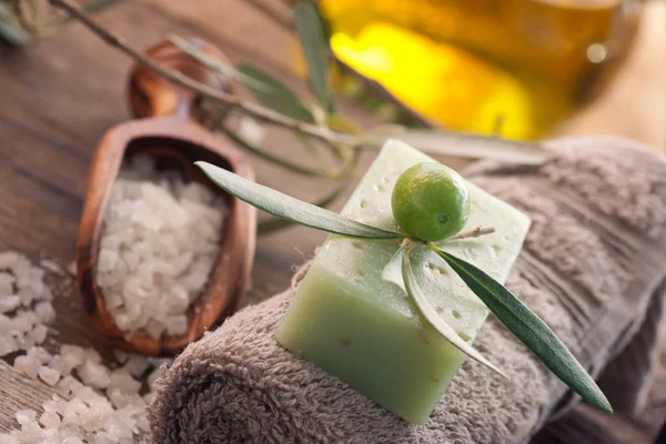 Natural spa setting with olive oil. — Stock Photo, Image